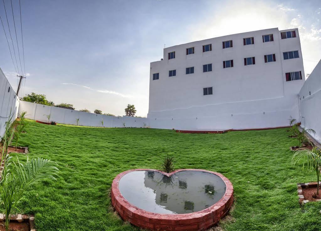 Отель Ganesh Residency Пондичерри Экстерьер фото